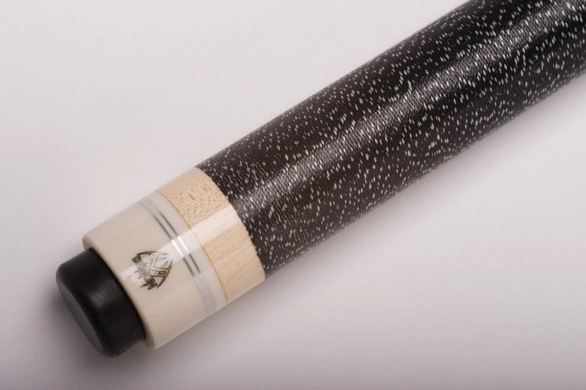 Demon DE0-002 Pool-Billard-Queue, 2-teilig, Mit Klebeleder, Vollholz-Oberteil, Leinen-Griffband Und 5/16x14-Gewinde 2 Demon DE0-002 Pool-Billard-Queue, 2-teilig, Mit Klebeleder, Vollholz-Oberteil, Leinen-Griffband Und 5/16x14-Gewinde – Bild 2