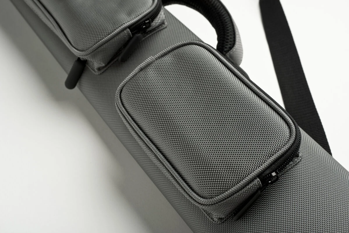 Cuel Billard-Köcher Sport Silber 2/4 Für Pool-Billard-Queues, Mit Schultergurt, Tragegriff Und Zwei Seitentaschen Für Billardzubehör 3 Cuel Billard-Köcher Sport Silber 2/4 Für Pool-Billard-Queues, Mit Schultergurt, Tragegriff Und Zwei Seitentaschen Für Billardzubehör – Bild 3