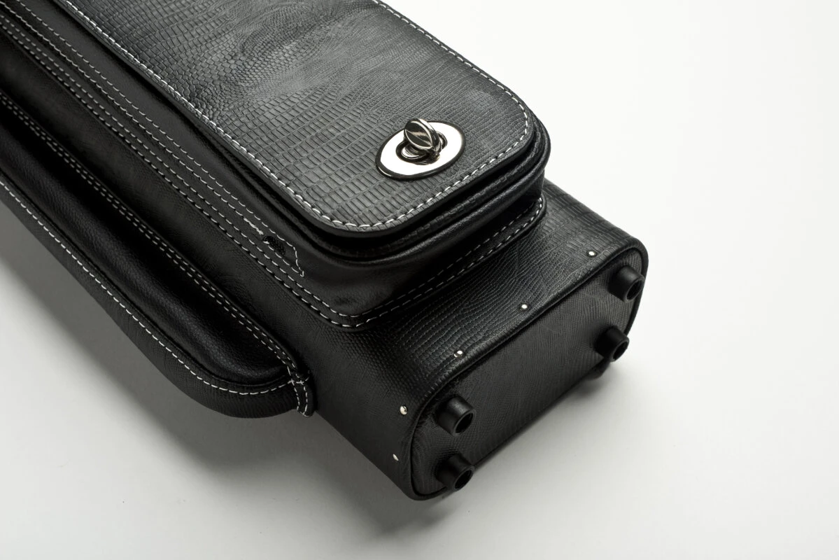 Cuel Billard-Köcher „Hustler Black“ 3/5 Für Pool-Billard-Queues, Schwarz, Aus Feinem Kunstleder, Mit Drei Seitentaschen Für Billardzubehör 6 Cuel Billard-Köcher „Hustler Black“ 3/5 Für Pool-Billard-Queues, Schwarz, Aus Feinem Kunstleder, Mit Drei Seitentaschen Für Billardzubehör – Bild 6