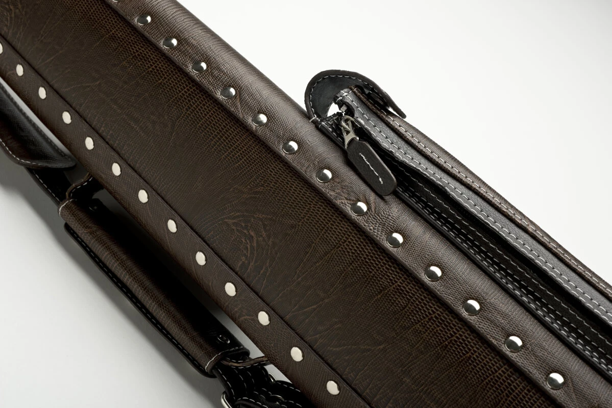 CUEL Billard-Köcher „Hustler Brown“ 2/2 Für Pool-Billard-Queues, Braun, Aus Feinem Kunstleder, Mit Drei Seitentaschen Für Billardzubehör 7 CUEL Billard-Köcher „Hustler Brown“ 2/2 Für Pool-Billard-Queues, Braun, Aus Feinem Kunstleder, Mit Drei Seitentaschen Für Billardzubehör – Bild 7