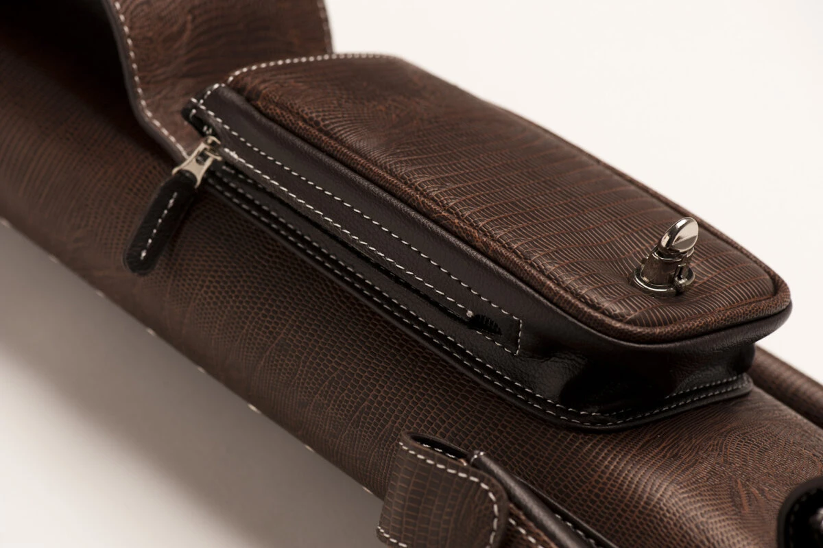 CUEL Billard-Köcher „Hustler Brown“ 2/4 Für Pool-Billard-Queues, Braun, Aus Feinem Kunstleder, Mit Drei Seitentaschen Für Billardzubehör 5 CUEL Billard-Köcher „Hustler Brown“ 2/4 Für Pool-Billard-Queues, Braun, Aus Feinem Kunstleder, Mit Drei Seitentaschen Für Billardzubehör – Bild 5