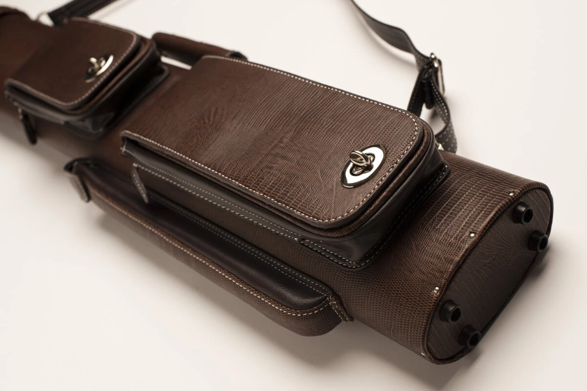 CUEL Billard-Köcher „Hustler Brown“ 2/4 Für Pool-Billard-Queues, Braun, Aus Feinem Kunstleder, Mit Drei Seitentaschen Für Billardzubehör 6 CUEL Billard-Köcher „Hustler Brown“ 2/4 Für Pool-Billard-Queues, Braun, Aus Feinem Kunstleder, Mit Drei Seitentaschen Für Billardzubehör – Bild 6