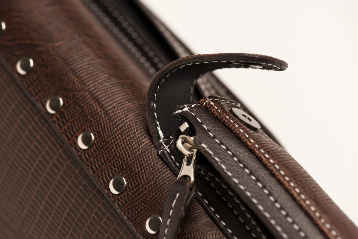 CUEL Billard-Köcher „Hustler Brown“ 2/4 Für Pool-Billard-Queues, Braun, Aus Feinem Kunstleder, Mit Drei Seitentaschen Für Billardzubehör 8 CUEL Billard-Köcher „Hustler Brown“ 2/4 Für Pool-Billard-Queues, Braun, Aus Feinem Kunstleder, Mit Drei Seitentaschen Für Billardzubehör – Bild 8