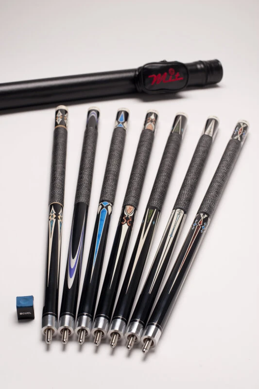 Pool-Billard-Einsteigerangebot: 1 Queue + 1 Köcher/Koffer + 1 Stück Kreide 1 Pool-Billard-Einsteigerangebot: 1 Queue + 1 Köcher/Koffer + 1 Stück Kreide