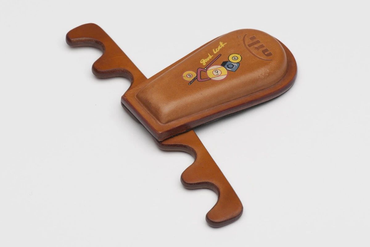 Queuehalter Aus Leder Für 4 Queues Mit Aufdruck 2 Queuehalter Aus Leder Für 4 Queues Mit Aufdruck – Bild 2