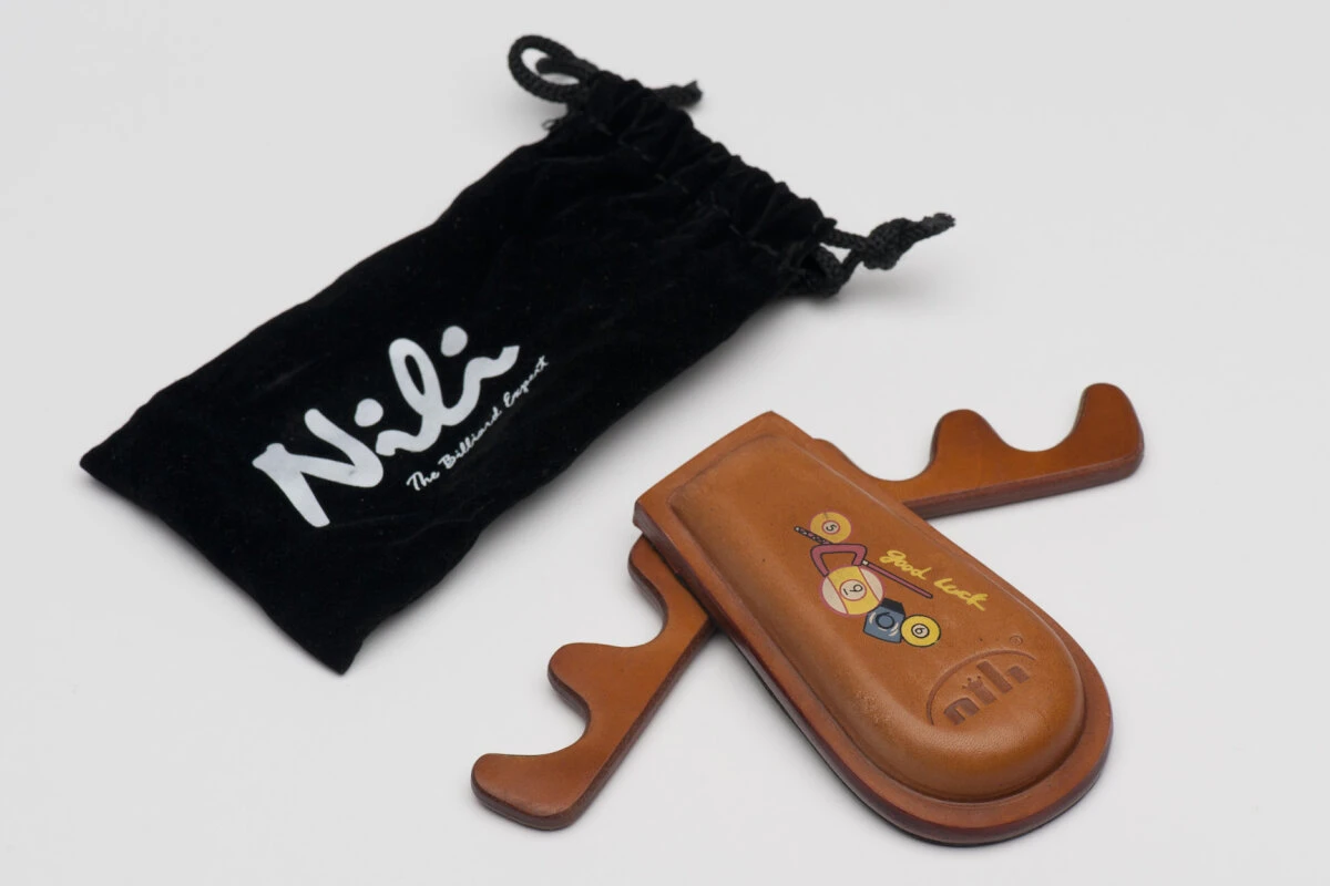 Queuehalter Aus Leder Für 4 Queues Mit Aufdruck 5 Queuehalter Aus Leder Für 4 Queues Mit Aufdruck – Bild 5